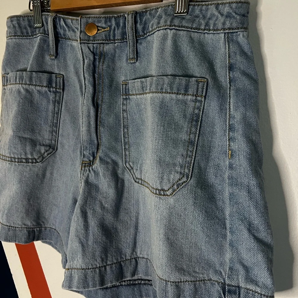 Universal Thread Light Wash Denim High Rise A-Line Patch-Pocket Shorts - Picture 2 of 5